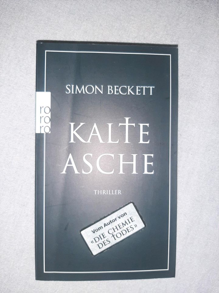 Buch von Simon Beckett *Kalte Asche* in Reichshof