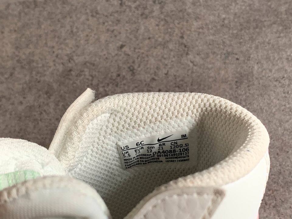 Nike Sneaker Schuhe Gr. 22 weiß in Lennestadt