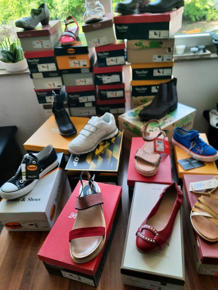 Schuhe eine Palette neu mit Etikett 55 Paar Markenschuhe in Gelsenkirchen