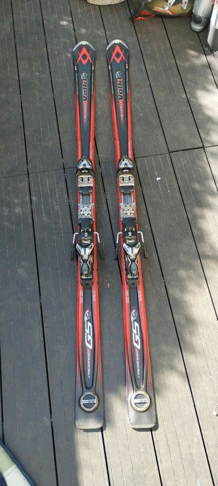 Ski Ausrüstung (2x Skier, 3x Ski-Schuhe, 1x Skistöcke in Hamburg