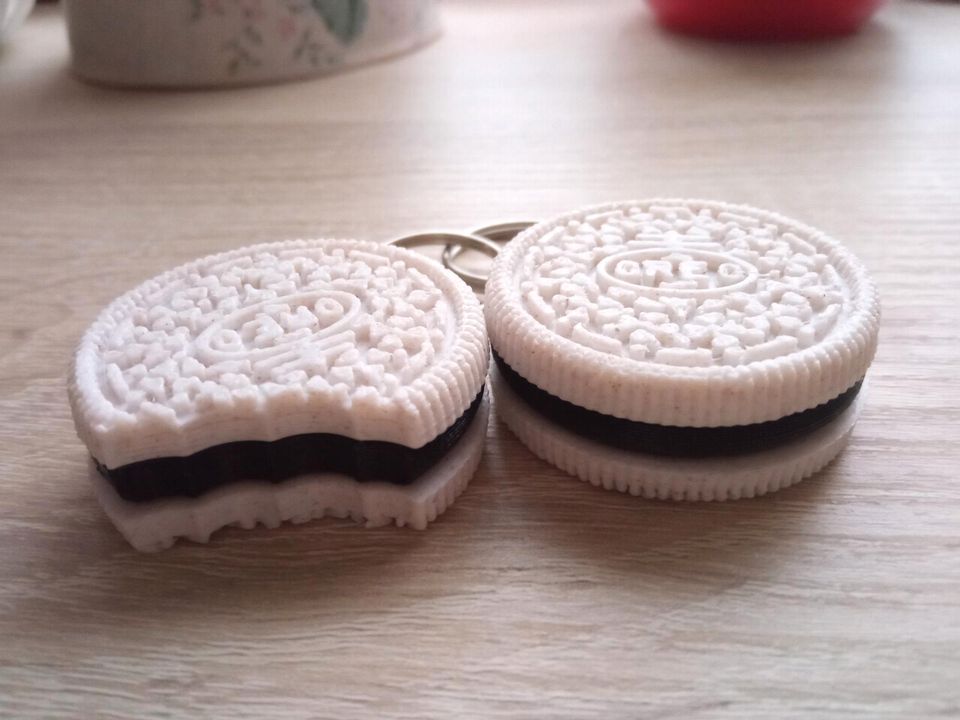 Reverse Oreo Schlüsselanhänger, umgekehrte Farben, 2 Stück in St. Ingbert