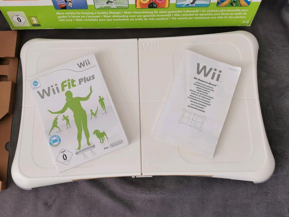 Nintendo wii Konsole + Wii fit plus board + Spiele in Frankfurt am Main