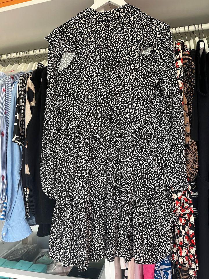 Stradivarius Kleid schwarz weiß Leo Muster XS S 34 36 Viscose in Düsseldorf