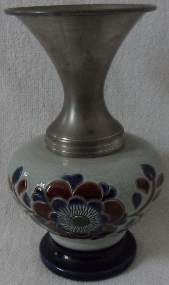 Keramik-Vase mit Zinn-Oberteil, Blumenmuster, blauer Fuß in Eltville