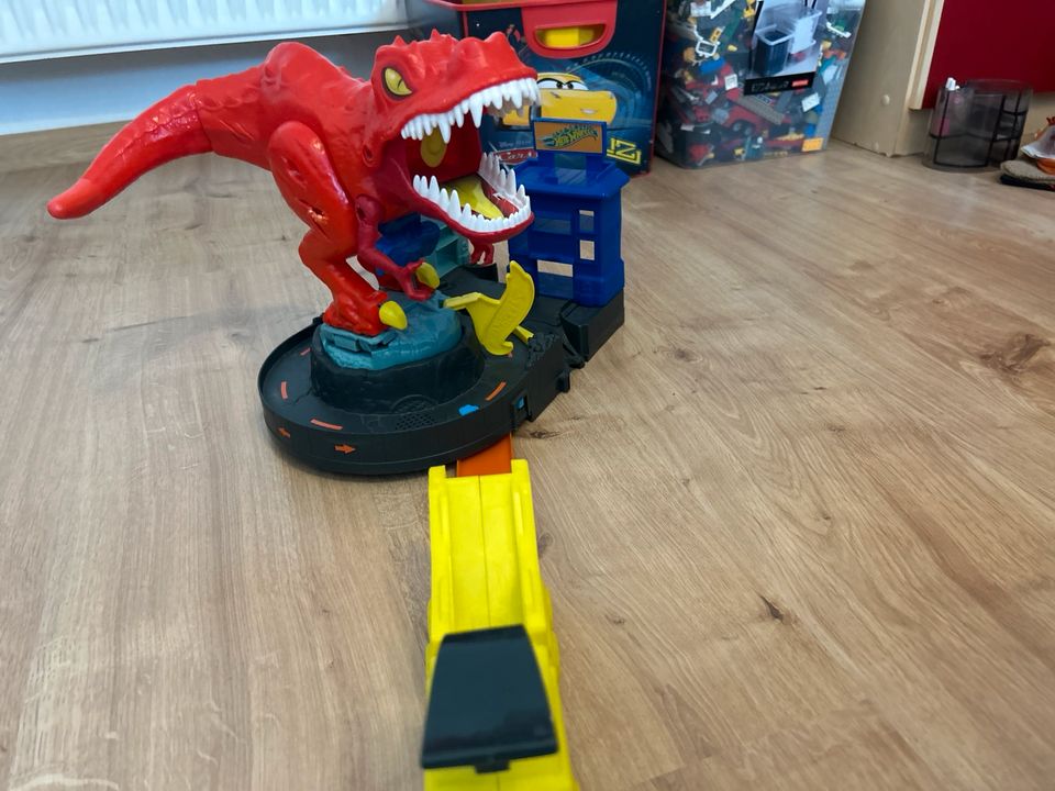 Hot Wheels Rennbahn Dinosaurier T-Rex Attacke Mattel GWT32 City in Luisenthal