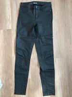 Schwarze coated Jeans von Pieces, Gr. M Bayern - Bad Grönenbach Vorschau