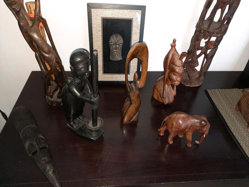 Afrikanische Holz Figuren in Willich