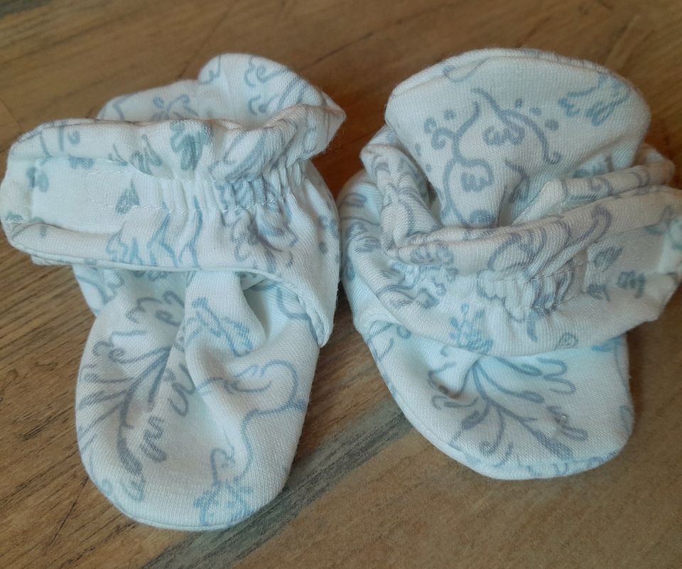 Baby Reborn Mützen + Schuhe + Socken + Fäustlinge Newborn in Drochtersen