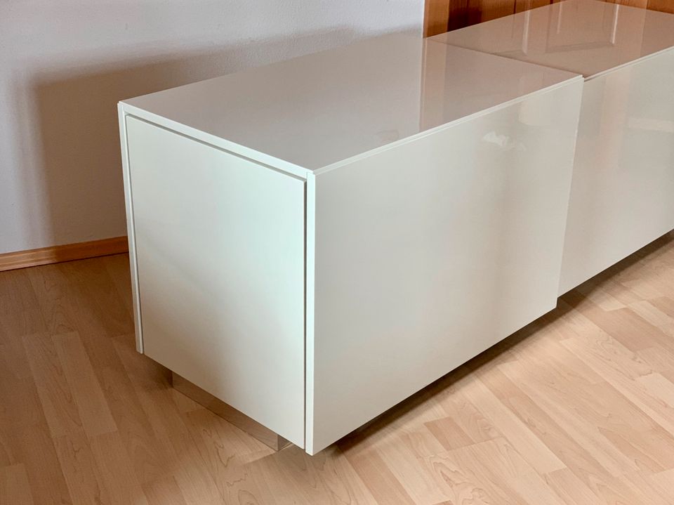 Top HÜLSTA Lilac Lack Sideboard, Weiß-Creme-Nussbaum - Raumteiler in Allershausen