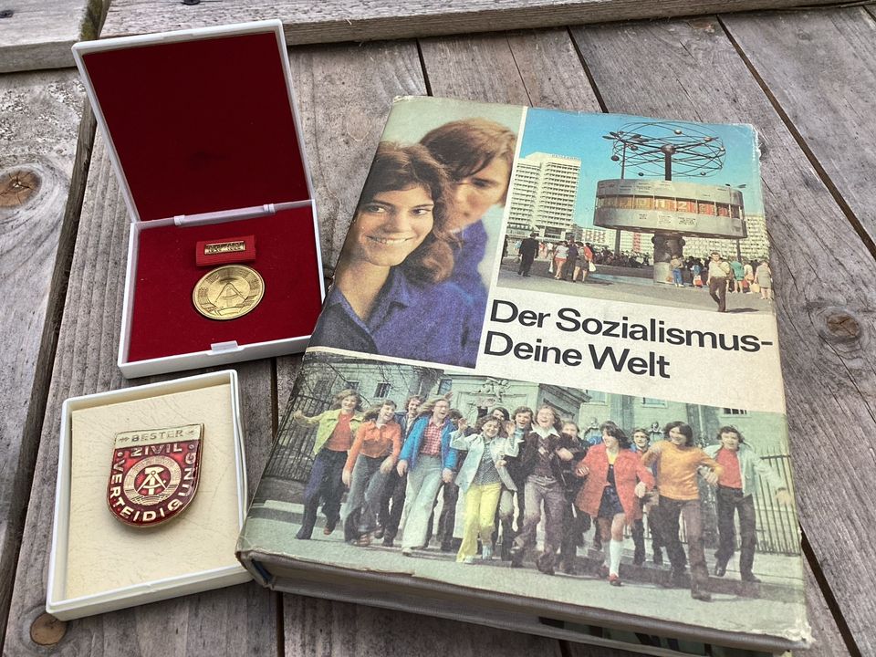 DDR-Geschichte und Ehrennadeln in Treuen
