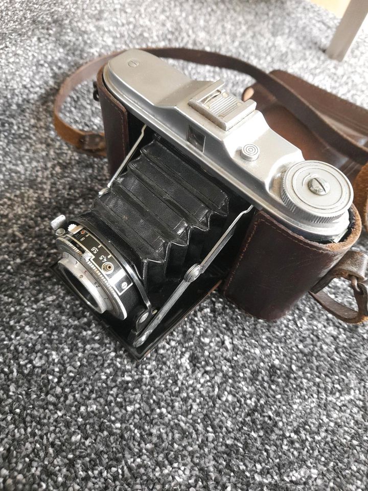 AGFA Isolette V / Kamera mit Blitzgerät und Tasche in Grafenau