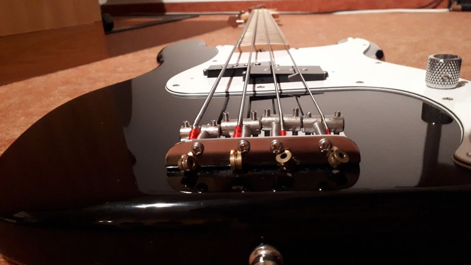 Fender Precision Bass Japan 1984 in black in Wuppertal