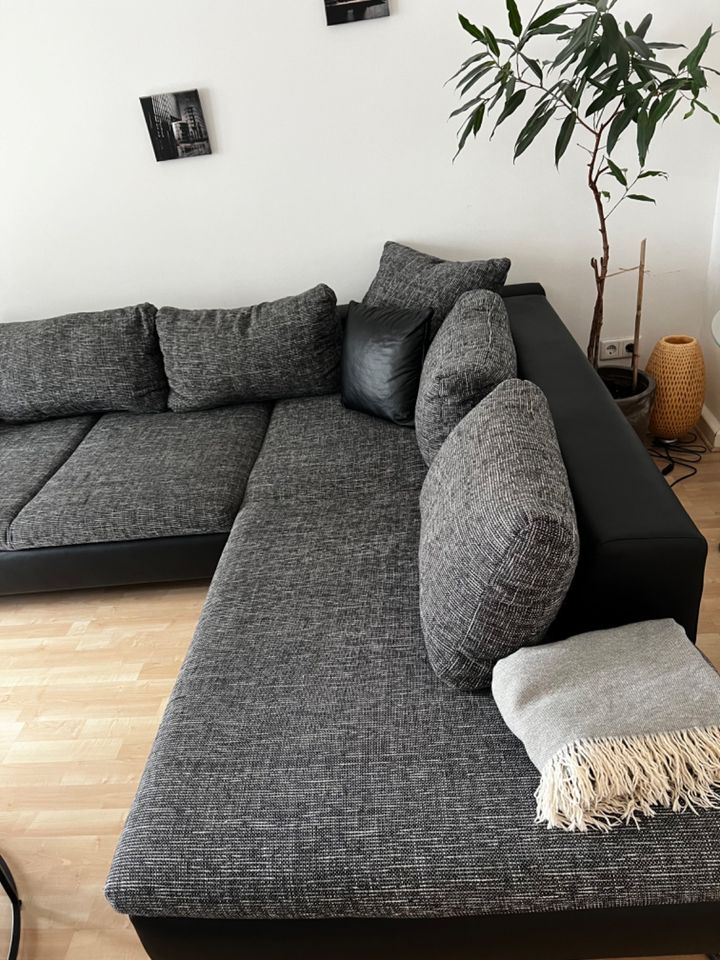 Geräumiges Sofa in L-Form in Düsseldorf