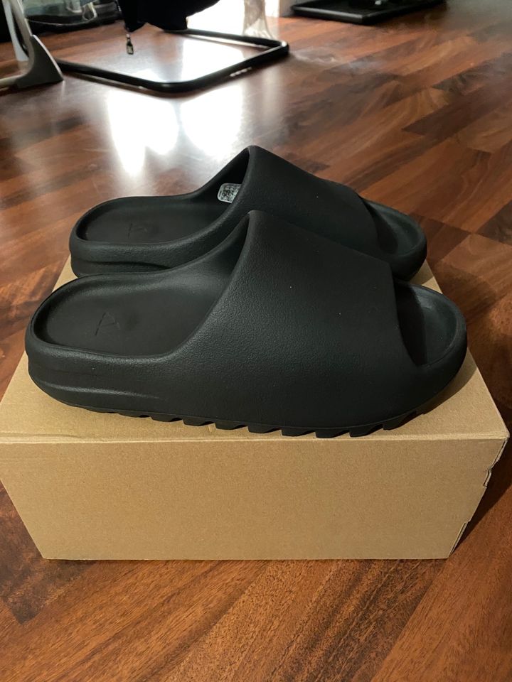 Adidas Yeezy Slide Onyx US8 EU42 NEU DS in Düsseldorf