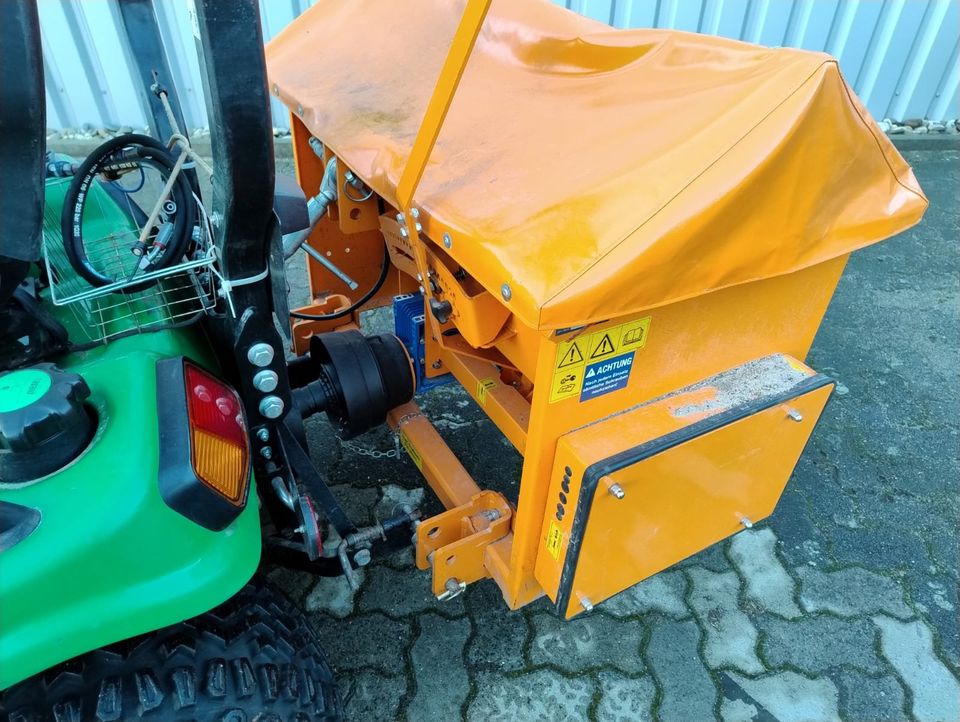 John Deere X949 mit Mähwerk + Winterdienst + Kastenstreuer in Broderstorf