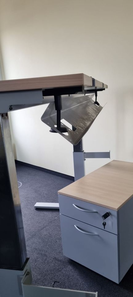 50 x Höhenverstellbarer Schreibtisch / Steh Sitz Schreibtisch in Darmstadt