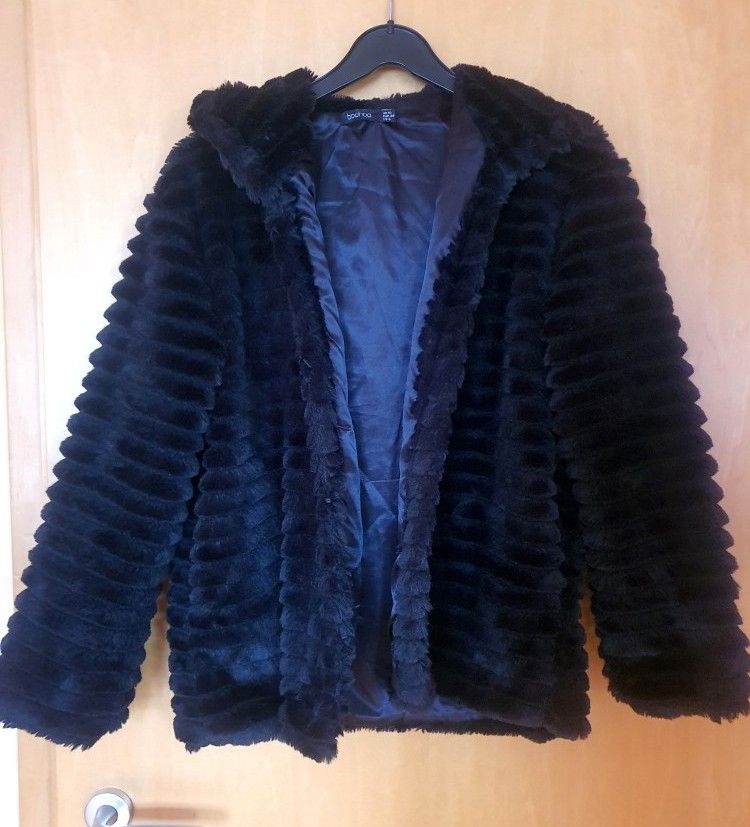 Damen Jacke Gr. EUR 38 boohoo sehr weich mit Kapuze in Ritterhude