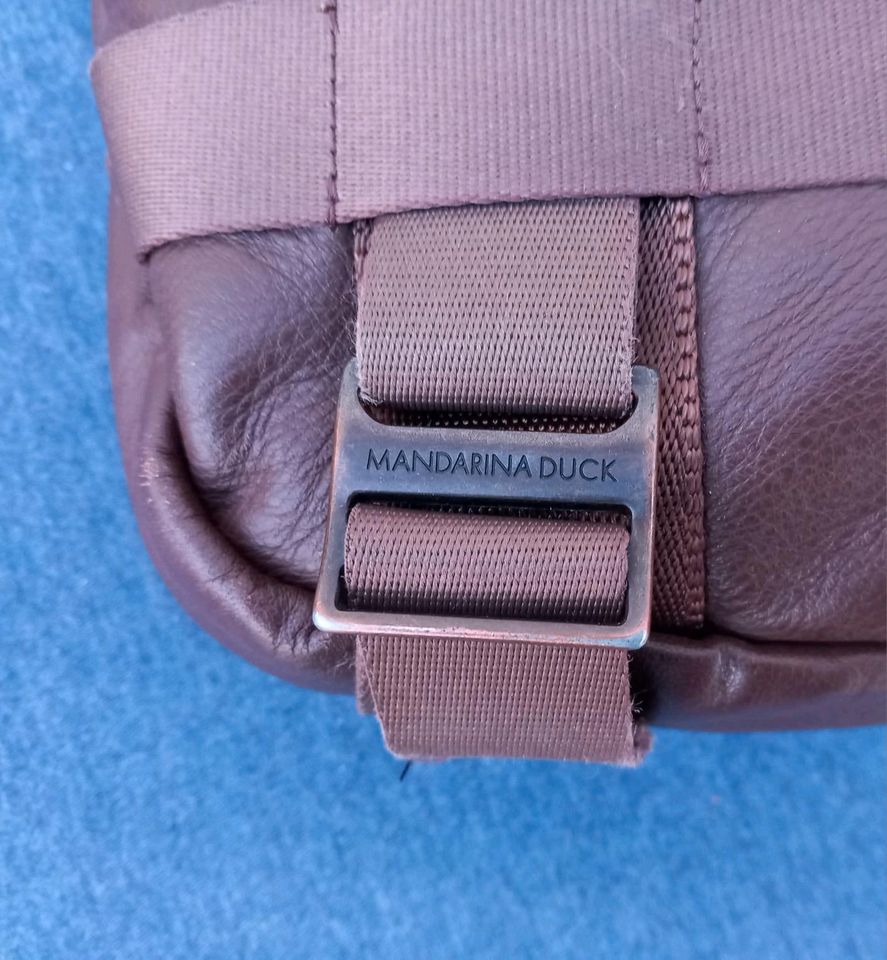 MANDARINA DUCK Tasche crossbody braun Leder Ripsband-Deko verstel in München