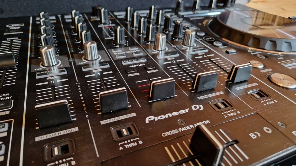 Pioneer Professional 4-channel DJ Controller DDJ-RX inkl. Case in Preußisch Oldendorf