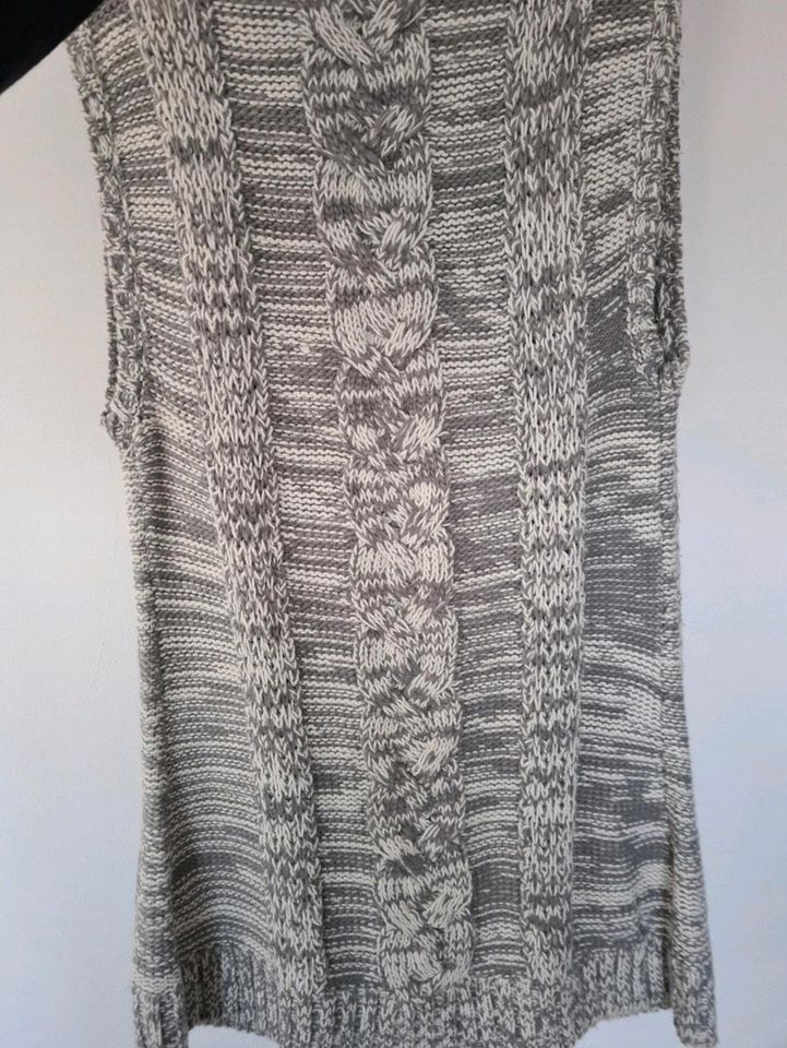 Strickweste / Weste / Ärmellose Strickjacke / Überziehjacke in Langwedel