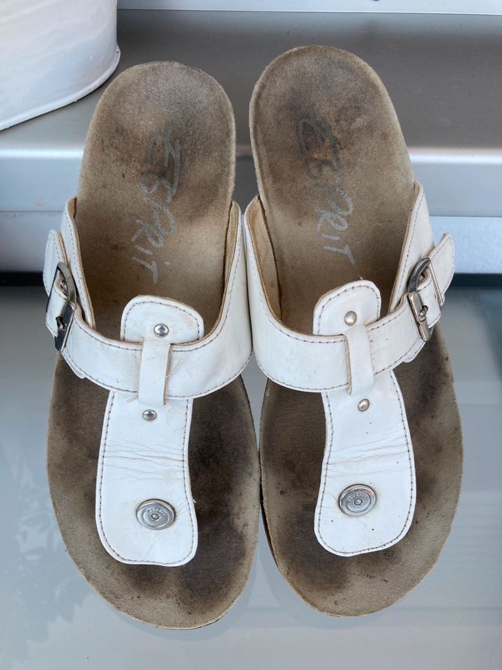 Weiße Zehensteg- Sandalen von Esprit  aus Leder Größe 38 in Marxheim