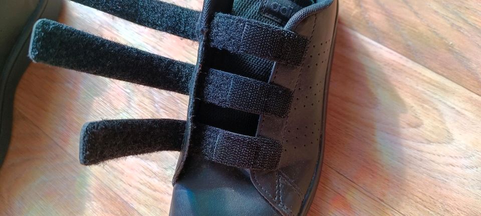 Adidas Stiefel/Sneaker für Jungen Größe 32 schwarz in Berlin