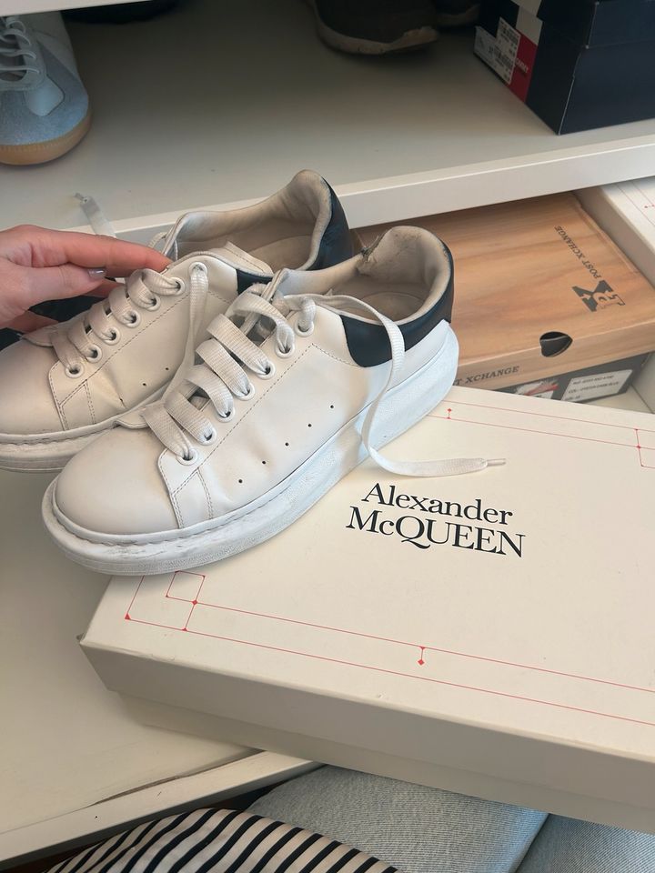 Alexander McQueen Sneaker getragen in Hamburg