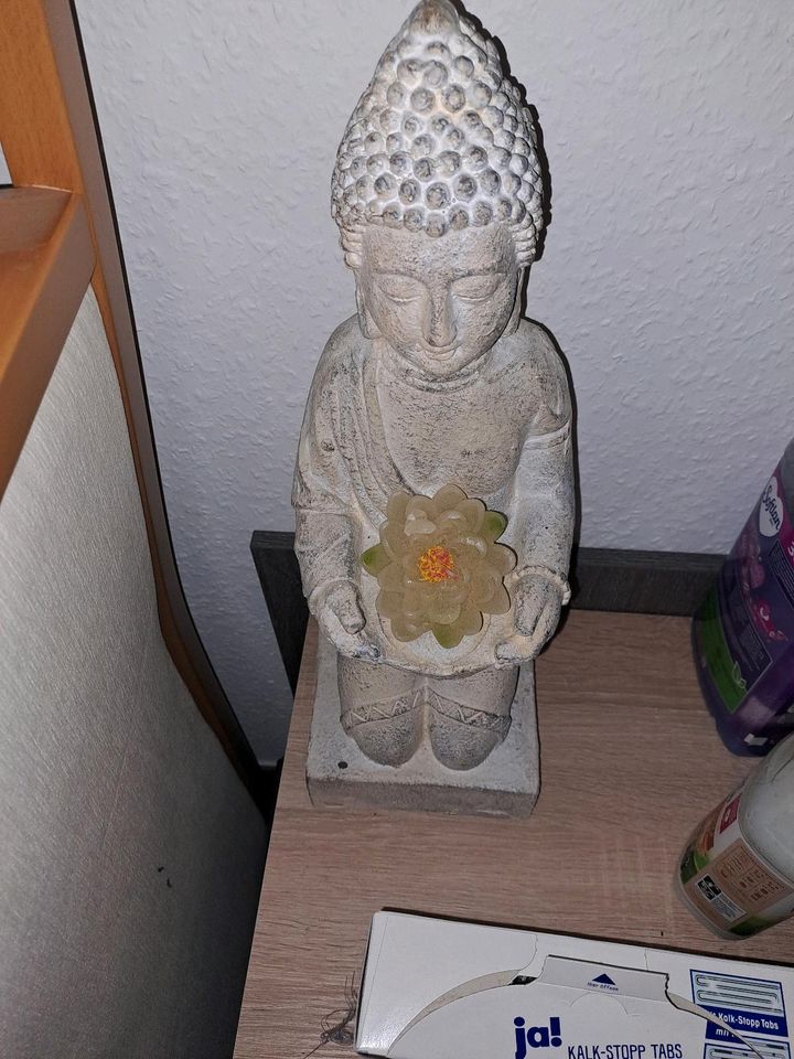 Buddha mit Lotusblüte  aus Stein in Ockenheim