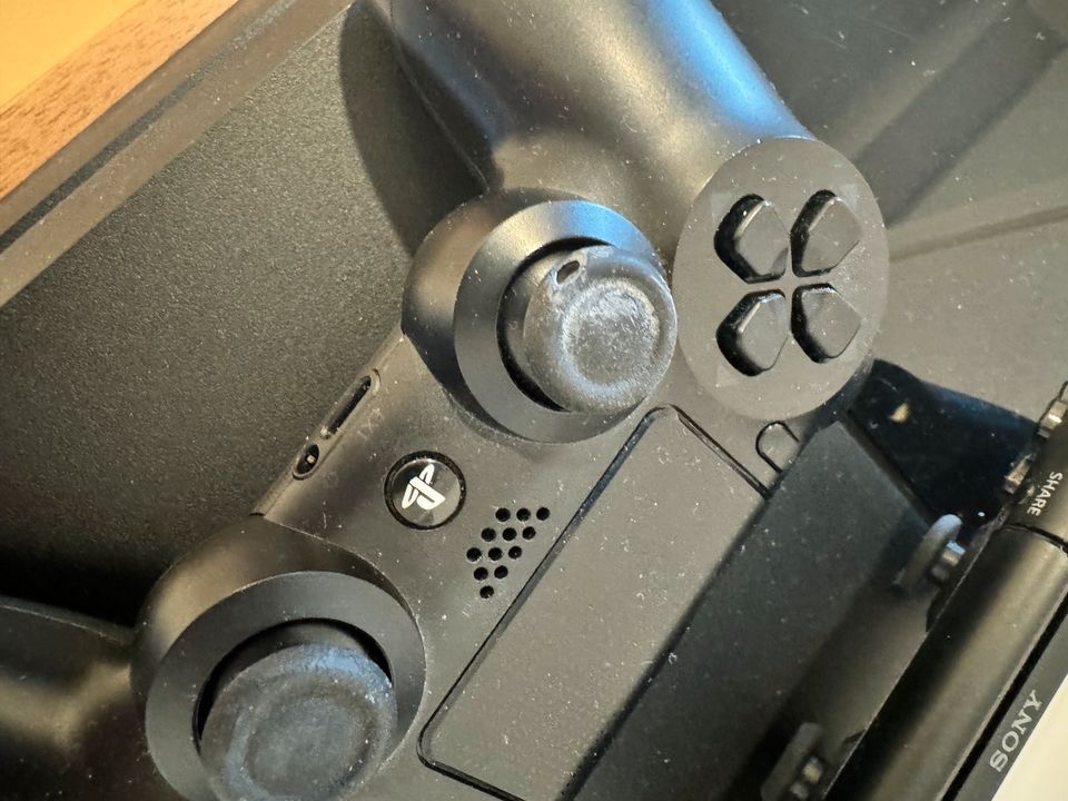 PS4 mit drei Controller in Haldensleben