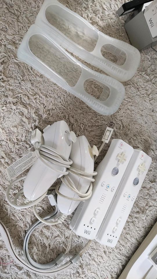 Nintendo Wii (2006) mit Zubehör in Erkelenz