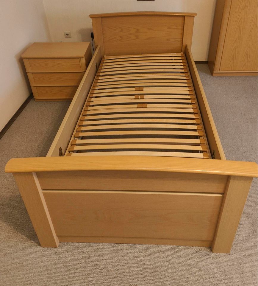 Stabiles Seniorenbett  Bett mit Lattenrost 190/90 und Nachttisch in Herzogenrath