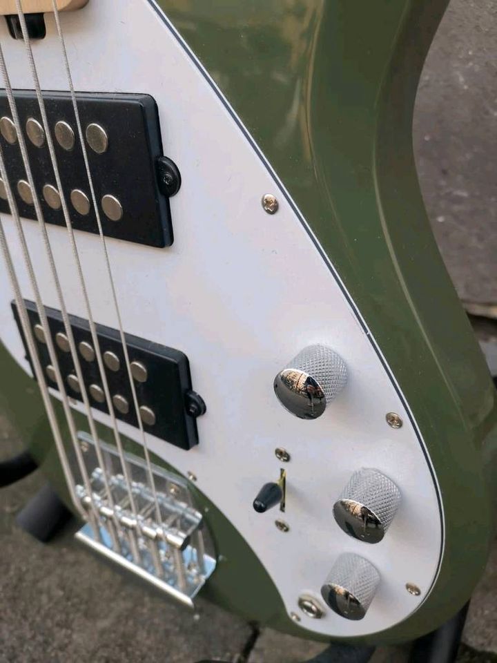 Sterling by Music Man SUB Ray 5 HH  Olive E Bass 5 String wie neu in Köln