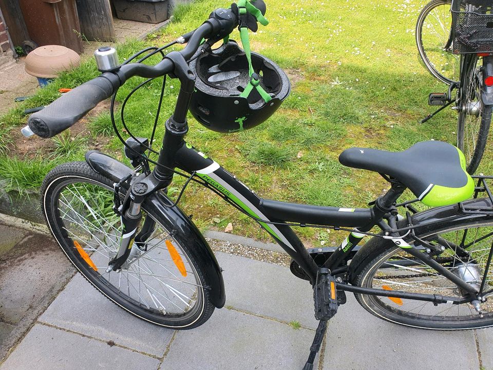 Jungen Fahrrad in Grefrath