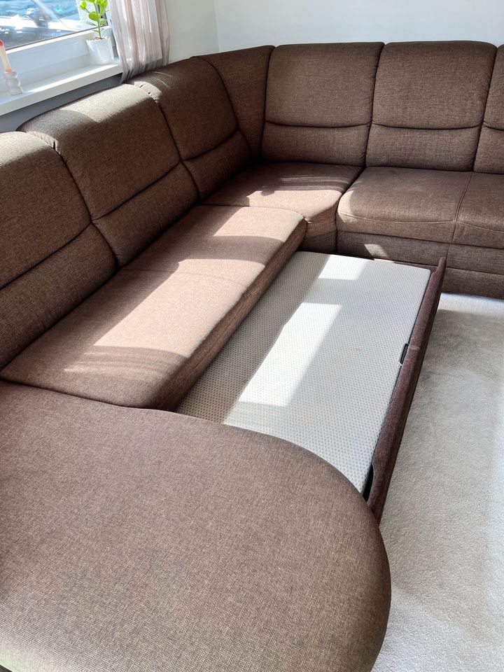 Couch mit Longchair, Bettfunktion und verstellbaren Rückenlehnen in Burbach