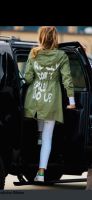 Khaki farbene Jacke a la Melania Trump mit Logo Niedersachsen - Sarstedt Vorschau