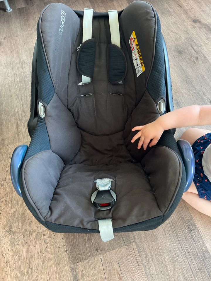 Babyschale Maxi cosi isofix in Halsbrücke