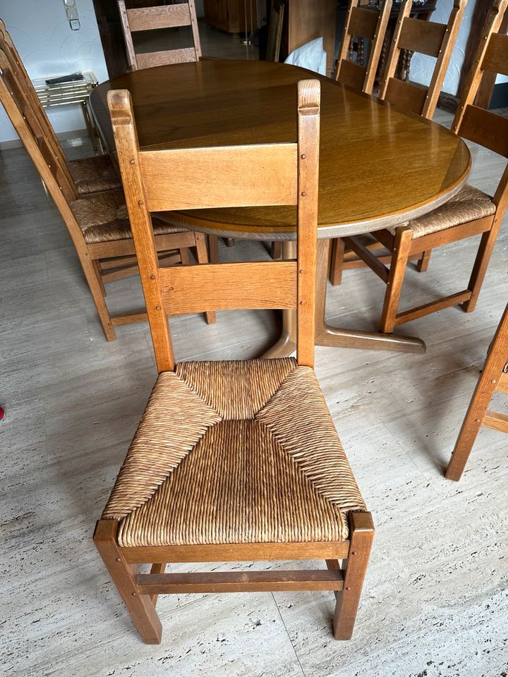 Hochwertiger Ovaler Massivholz Tisch Eiche mit 8 Stühlen in Holzwickede