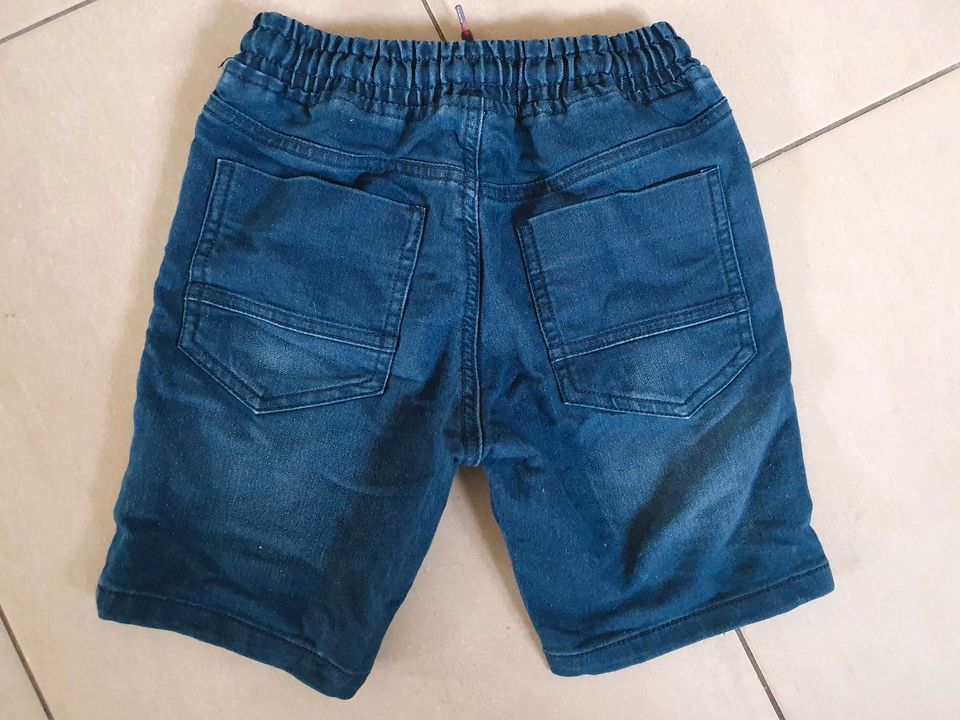 Jeans Shorts kurze Hose 140 in Osnabrück