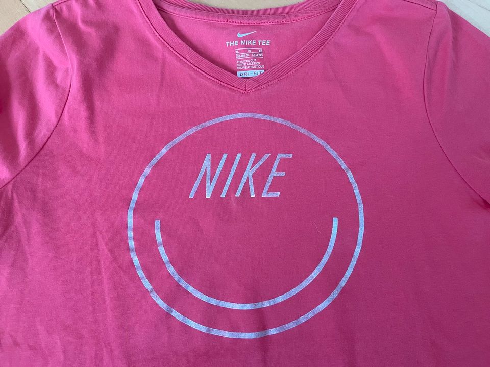 Nike Sport T-Shirt mit Smiley Print, Gr. XL (156) in Quickborn