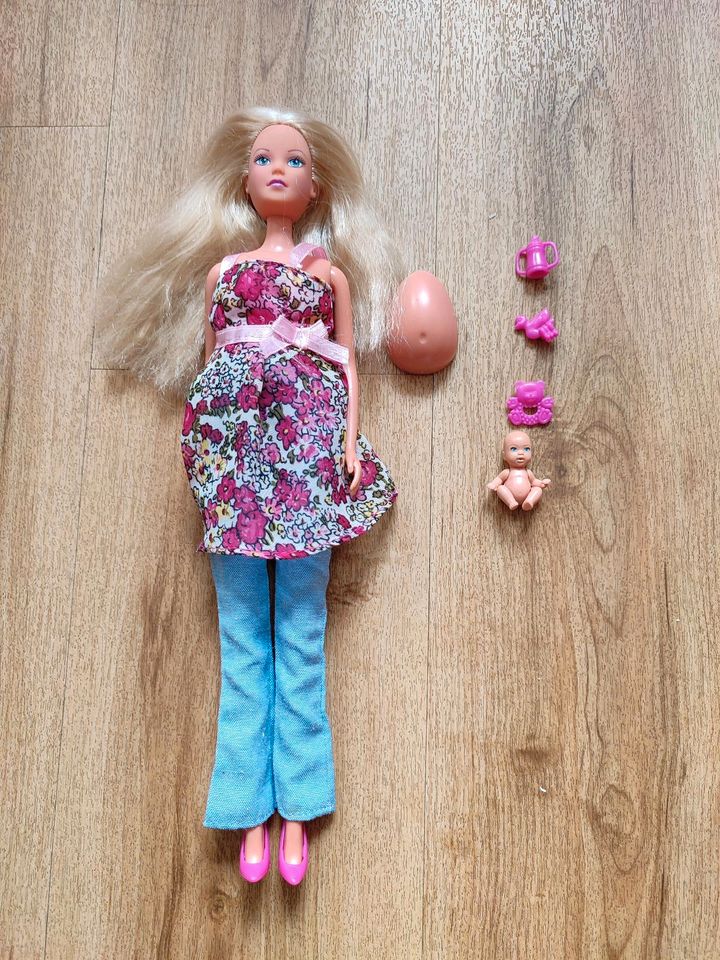 Schwangere Steffi Love Barbie Puppe mit Zubehör in Duisburg