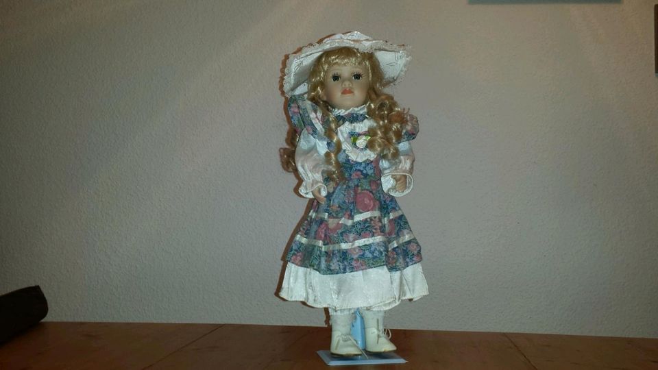 Sammlerpuppe Porzellan Puppe mit Ständer Mädchen Deko Puppe in Nassenfels