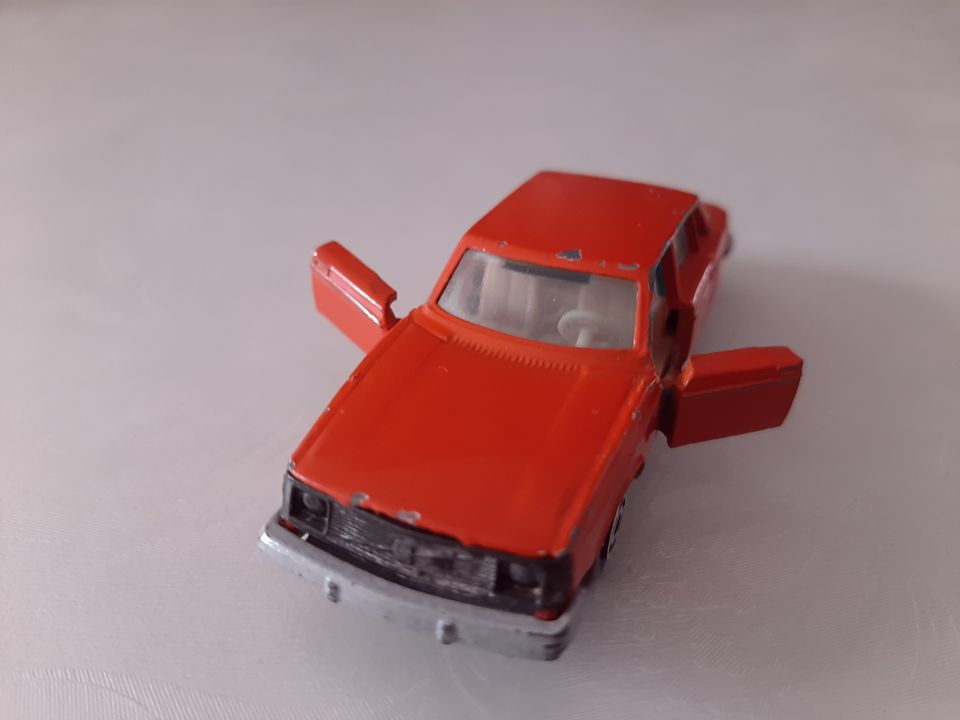 Yatming Volvo 244 GL Modellauto/orange/1:58 in Menden