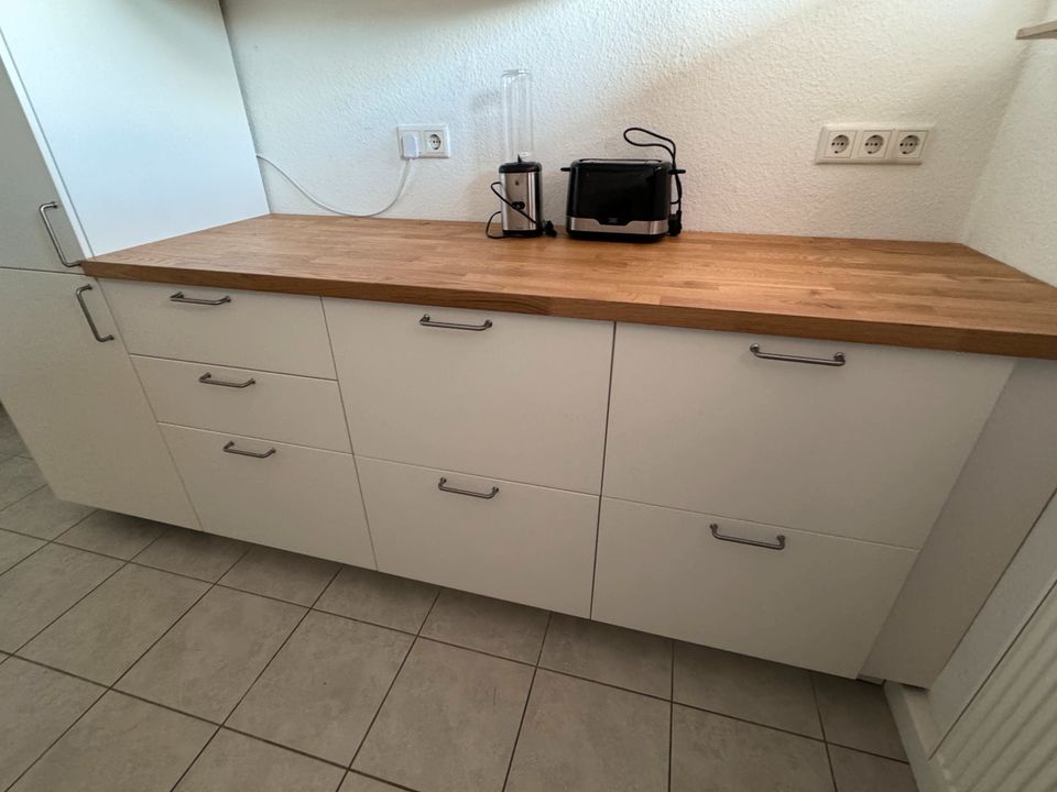 Moderne Küche mit Elektrogeräten weiß Ikea in Niestetal