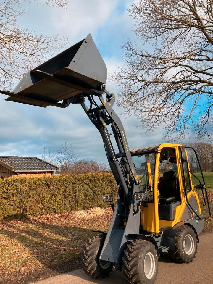 ✔️ EUROTRAC W11 Kompaktlader Kabine ✔️ 1000 kg Tragkraft - 850 kg Kipplast - 285 cm Hubhöhe Perfekt für Landwirte Tierzüchter Gärtner Landschaftsgestalter Hofbetreiber Vollverglasung Zusatzausrüstung in Heemsen