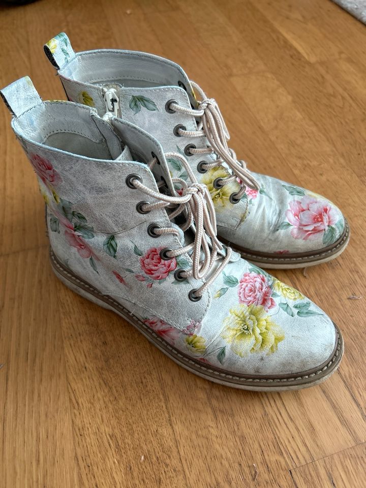 Schuhe mit Blumenmotiv in Frankfurt am Main