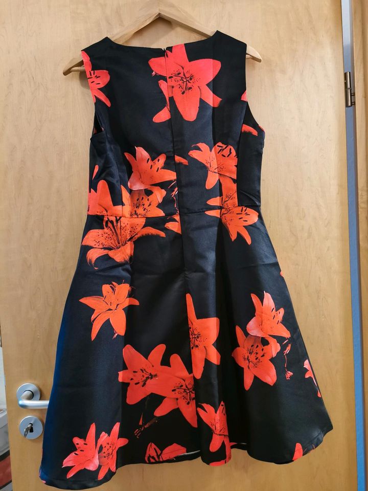 Schwarzes Damenkleid mit roten Lilien in Baltmannsweiler