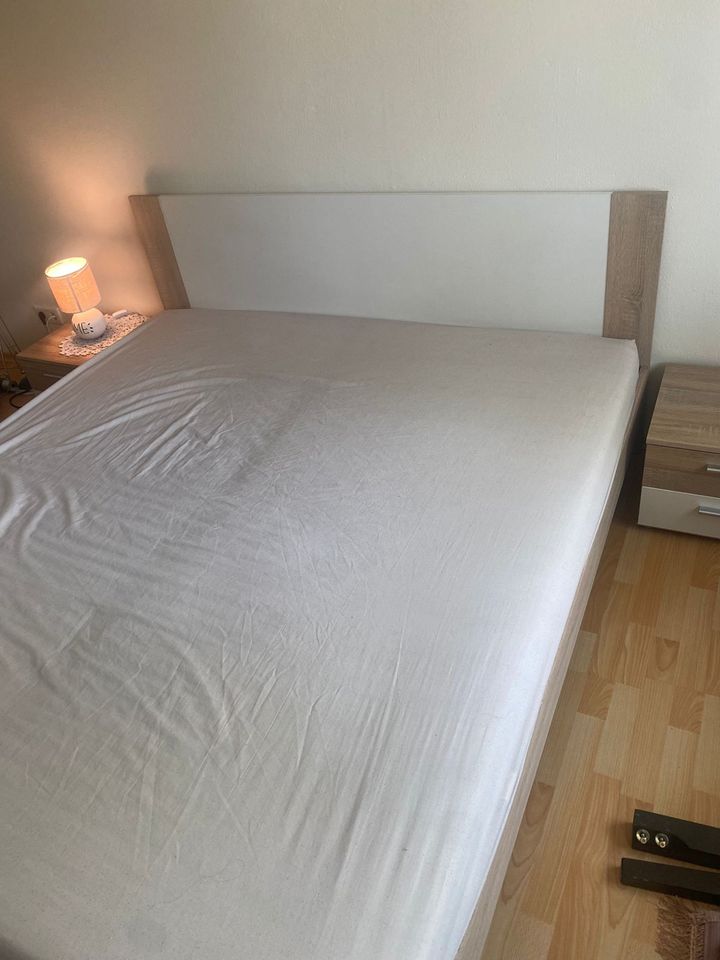 Bett mit 2 Nachtisch mit Matratze 120€ ohne Matratze100€ in Düsseldorf