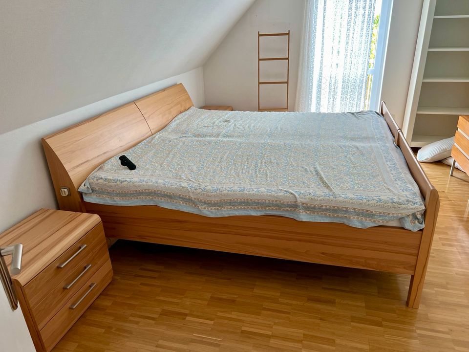 Massivholz-Bett elektrisch (inkl. Kommoden) in Großostheim