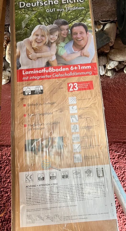 Ein Paket Laminat mit Gehschalldämmung in Guldental