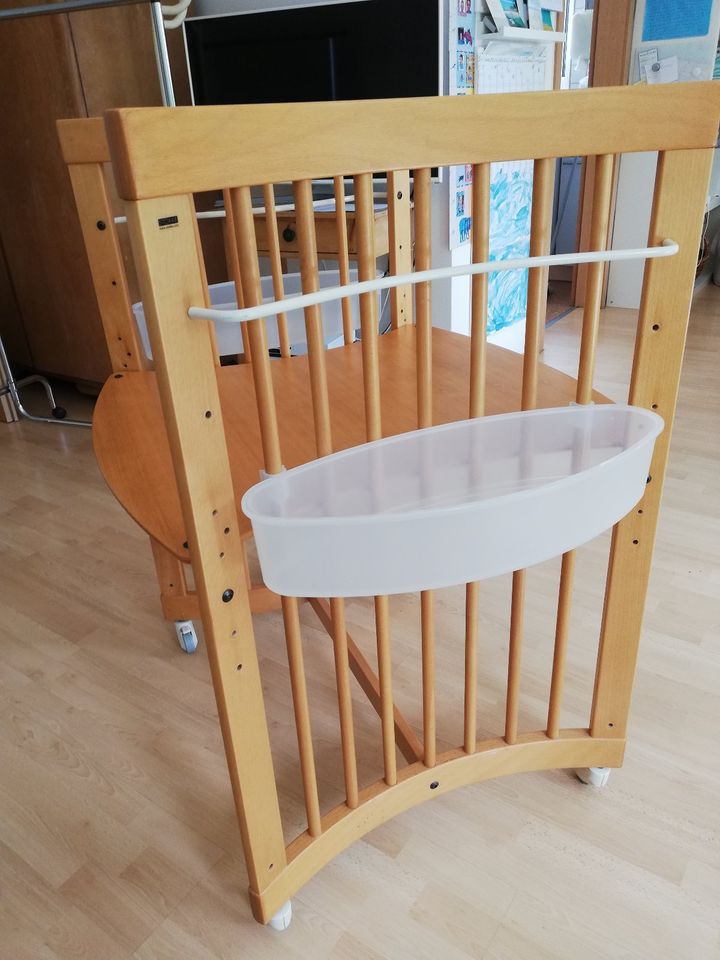 Stokke Wickeltisch Neckarsulm mit weicher Babydecke in Neckarsulm